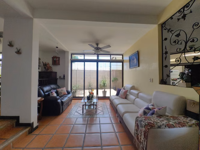 Casa independiente en Escazú Guachipelín con seguridad 24/7, 5 habitaciones y 6 estacionamientos - Imagen 8