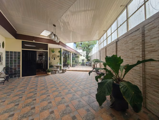 Casa independiente en Escazú Guachipelín con seguridad 24/7, 5 habitaciones y 6 estacionamientos