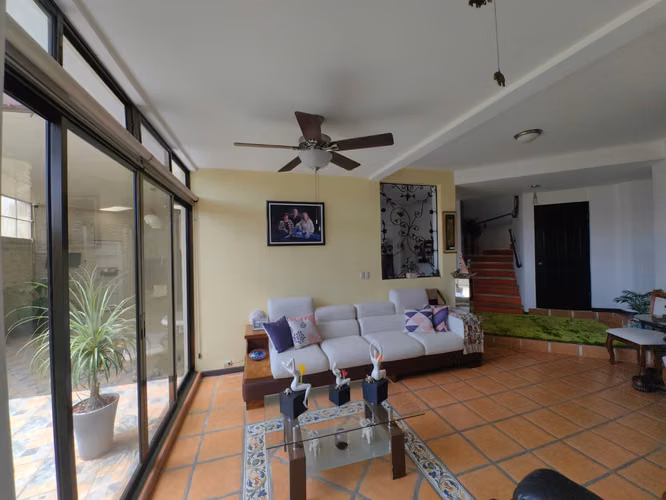 Casa independiente en Escazú Guachipelín con seguridad 24/7, 5 habitaciones y 6 estacionamientos - Imagen 9