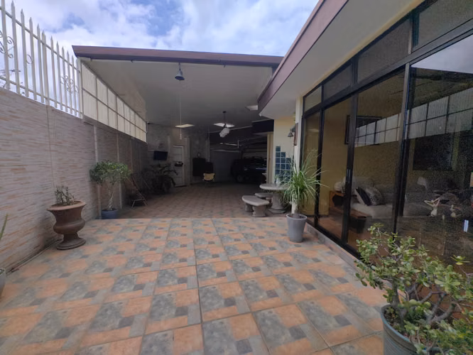 Casa independiente en Escazú Guachipelín con seguridad 24/7, 5 habitaciones y 6 estacionamientos - Imagen 5