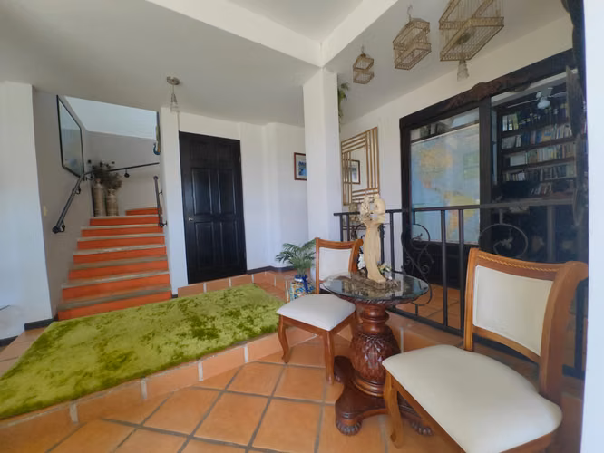 Casa independiente en Escazú Guachipelín con seguridad 24/7, 5 habitaciones y 6 estacionamientos - Imagen 2