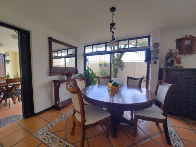 Casa independiente en Escazú Guachipelín con seguridad 24/7, 5 habitaciones y 6 estacionamientos - Imagen 10