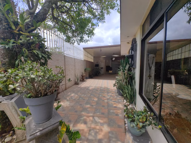 Casa independiente en Escazú Guachipelín con seguridad 24/7, 5 habitaciones y 6 estacionamientos - Imagen 3
