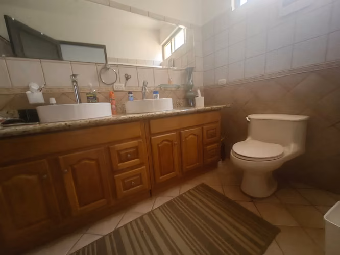 Casa independiente en Escazú Guachipelín con seguridad 24/7, 5 habitaciones y 6 estacionamientos - Imagen 17