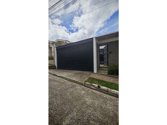 Venta de casa en Curridabat en residencial privado
