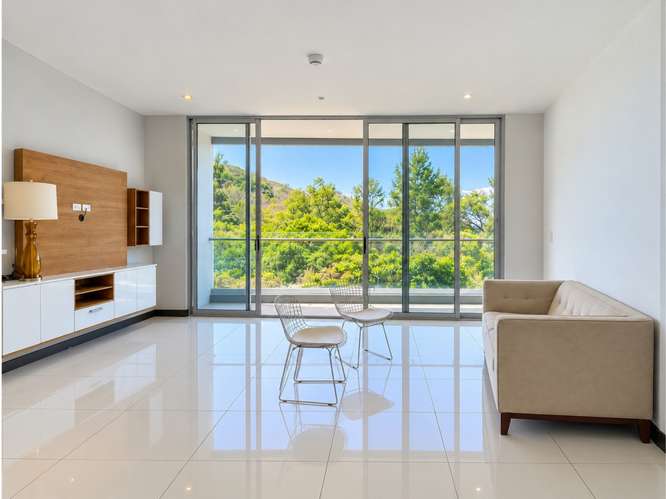 Apartamento semiamueblado de dos habitaciones en Escazú (inversión) - Imagen 2