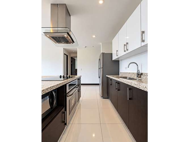 Apartamento semiamueblado de dos habitaciones en Escazú (inversión) - Imagen 4