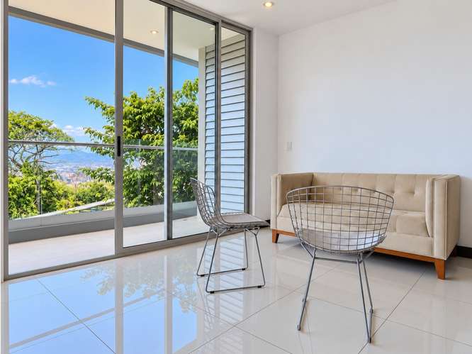 Apartamento semiamueblado de dos habitaciones en Escazú (inversión) - Imagen 1