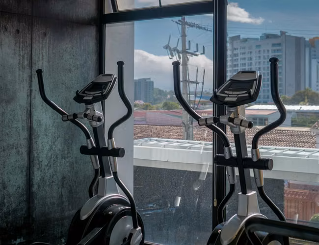 Apartamento moderno de 2 dormitorios en San José provincia con balcón y vista a las montañas - Imagen 9