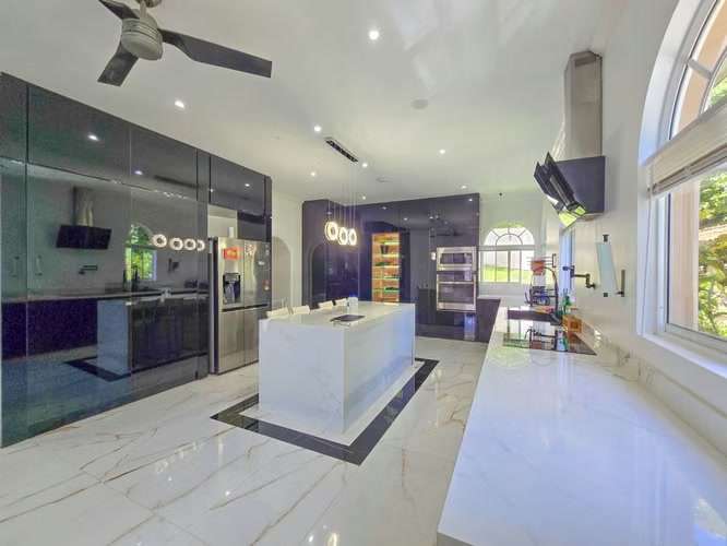 Lujosa Casa con Piscina Privada y Espectaculares Vistas / Piedades Santa Ana / 5 Habit. / 605 m² - Imagen 9