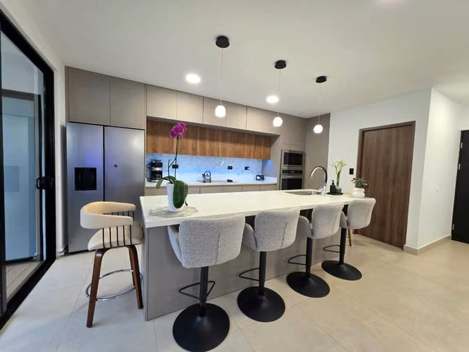 Alquiler en Condominio en Guachipelín, Escazú - Casa de 2 niveles - Imagen 3