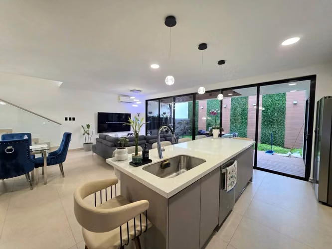 Alquiler en Condominio en Guachipelín, Escazú - Casa de 2 niveles - Imagen 4