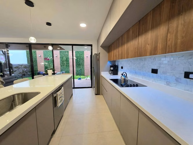 Alquiler en Condominio en Guachipelín, Escazú - Casa de 2 niveles - Imagen 5