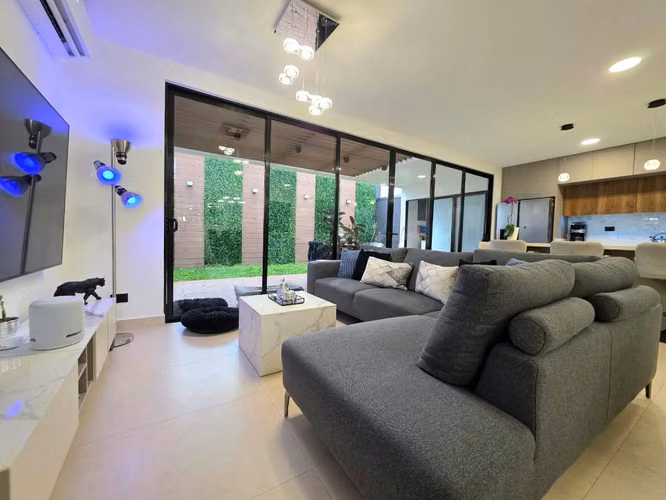 Alquiler en Condominio en Guachipelín, Escazú - Casa de 2 niveles