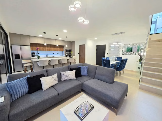 Alquiler en Condominio en Guachipelín, Escazú - Casa de 2 niveles - Imagen 2