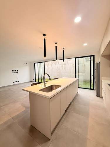 Alquiler en Condominio en Guachipelín, Escazú - Casa de 2 niveles
