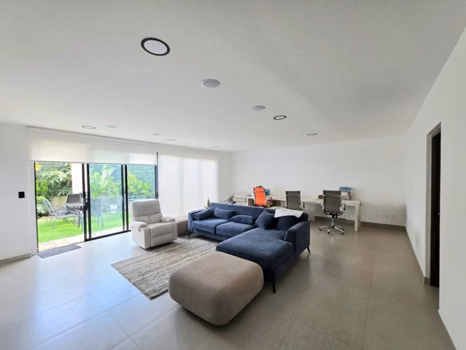 Venta de Casa en Guachipelín Escazú - De 3 niveles en Condominio