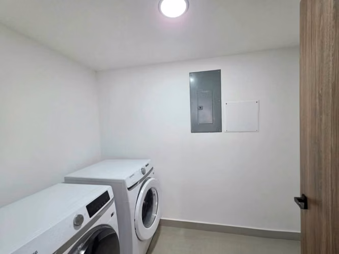 Venta de Casa en Guachipelín Escazú - De 3 niveles en Condominio - Imagen 9