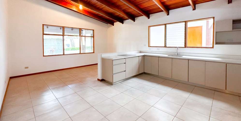 Alquiler amplia casa de un nivel en San Rafael, Escazú (CT) - Imagen 7
