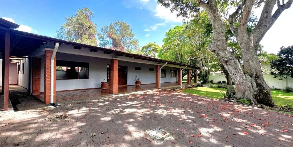Alquiler amplia casa de un nivel en San Rafael, Escazú (CT)