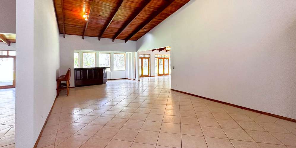 Alquiler amplia casa de un nivel en San Rafael, Escazú (CT) - Imagen 4
