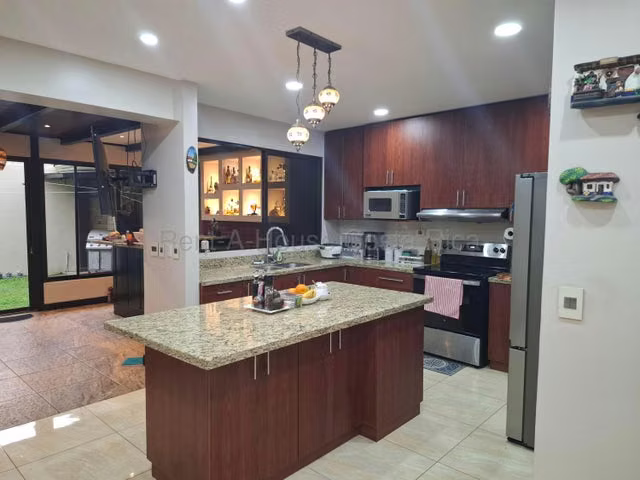 DOS CASAS PRECIOSAS EN SAN RAMON LA UNION CARTAGO