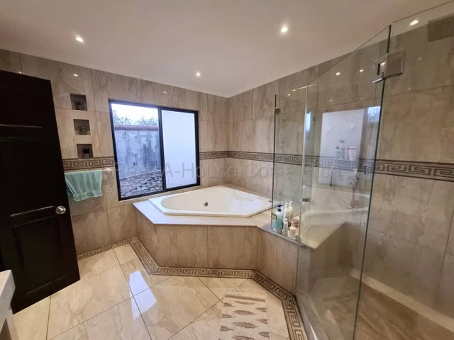 DOS CASAS PRECIOSAS EN SAN RAMON LA UNION CARTAGO