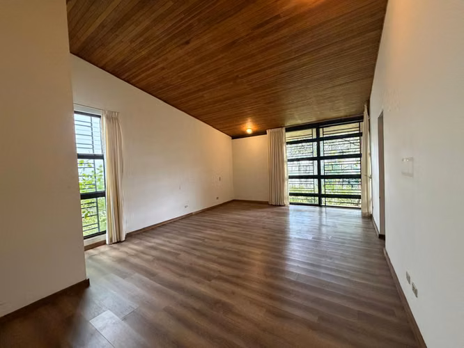 Casa en Venta enSan Pedro con Uso de Suelo Mixto – Amplio Parqueo y Jardín - Imagen 11