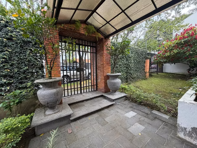 Casa en Venta enSan Pedro con Uso de Suelo Mixto – Amplio Parqueo y Jardín