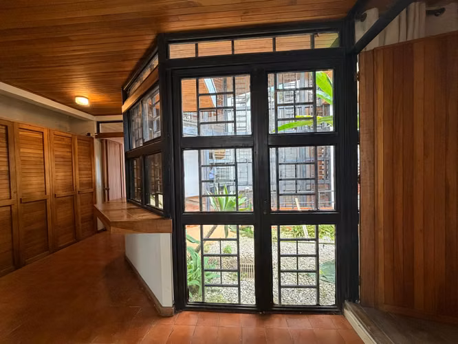 Casa en Venta enSan Pedro con Uso de Suelo Mixto – Amplio Parqueo y Jardín - Imagen 7