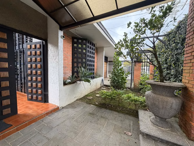 Casa en Venta enSan Pedro con Uso de Suelo Mixto – Amplio Parqueo y Jardín - Imagen 2