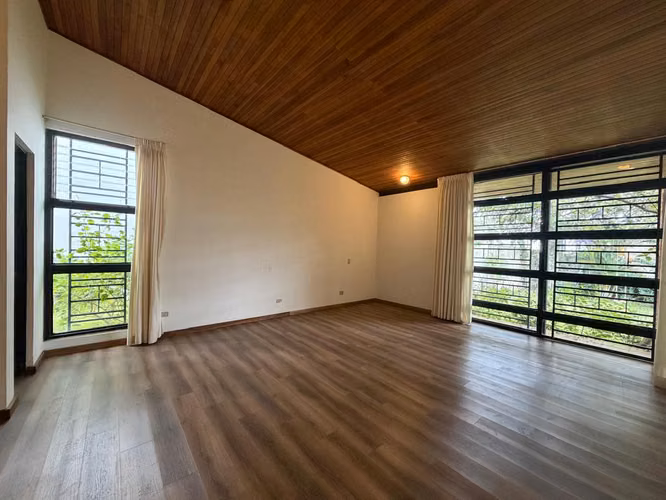 Casa en Venta enSan Pedro con Uso de Suelo Mixto – Amplio Parqueo y Jardín - Imagen 12