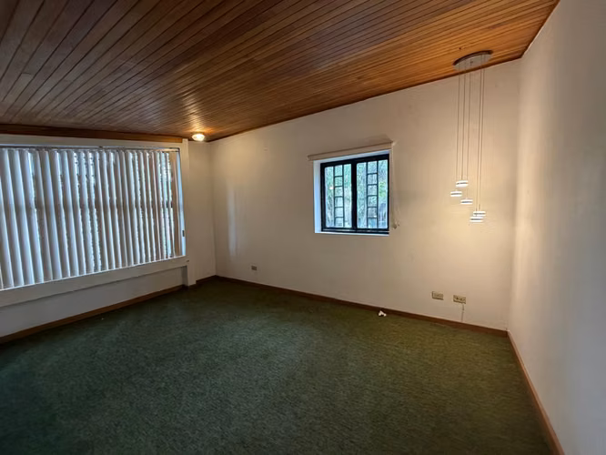 Casa en Venta enSan Pedro con Uso de Suelo Mixto – Amplio Parqueo y Jardín - Imagen 18