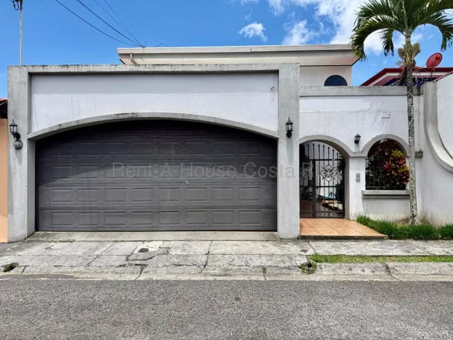 BELLA CASA EN RESIDENCIAL AL ESTE