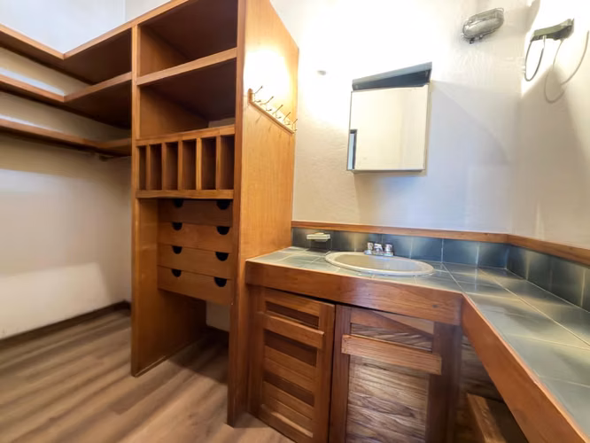 Casa en Alquiler en San Pedro con Uso de Suelo Mixto – Amplio Parqueo