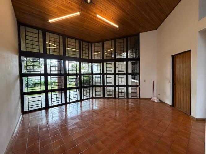 Casa en Alquiler en San Pedro con Uso de Suelo Mixto – Amplio Parqueo