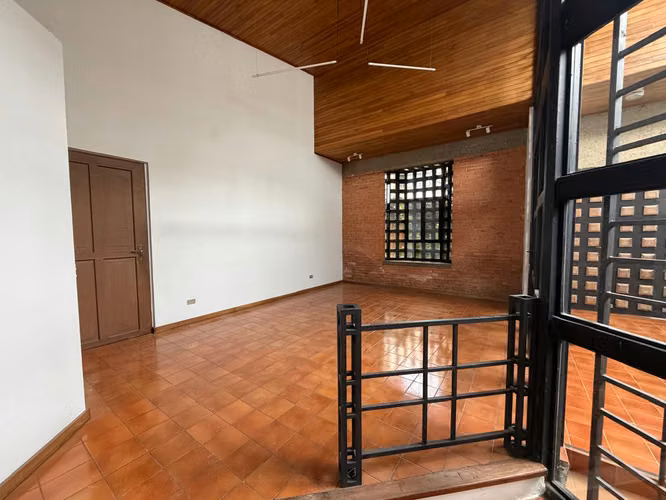 Casa en Alquiler en San Pedro con Uso de Suelo Mixto – Amplio Parqueo