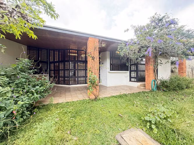 Casa en Alquiler en San Pedro con Uso de Suelo Mixto – Amplio Parqueo