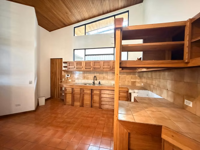 Casa en Alquiler en San Pedro con Uso de Suelo Mixto – Amplio Parqueo