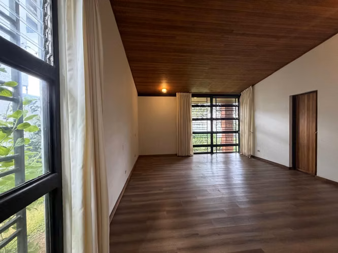Casa en Alquiler en San Pedro con Uso de Suelo Mixto – Amplio Parqueo