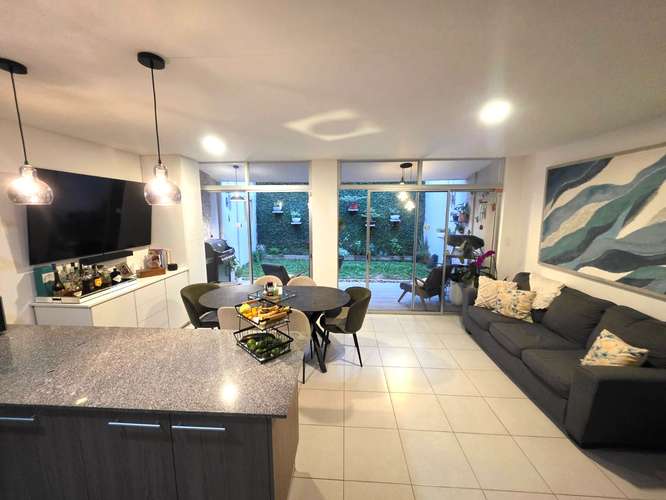 Se vende casa de dos pisos en Condominio Lincoln en Santo Domingo de Heredia  - Imagen 3