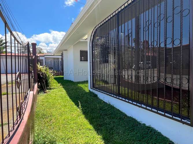 EN VENTA CASA + APARTAMENTO EN SAN ISIDRO, CORONADO | AMPLIO LOTE 397 m² Y PRECIO BAJO AVALÚO - Imagen 3