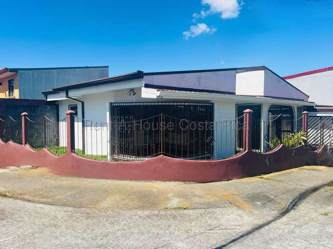 EN VENTA CASA + APARTAMENTO EN SAN ISIDRO, CORONADO | AMPLIO LOTE 397 m² Y PRECIO BAJO AVALÚO - Imagen 2