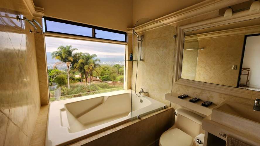 LUJOSA CASA DE MONTAÑA CON VISTAS EN SAN ANTONIO ESCAZU - Imagen 12