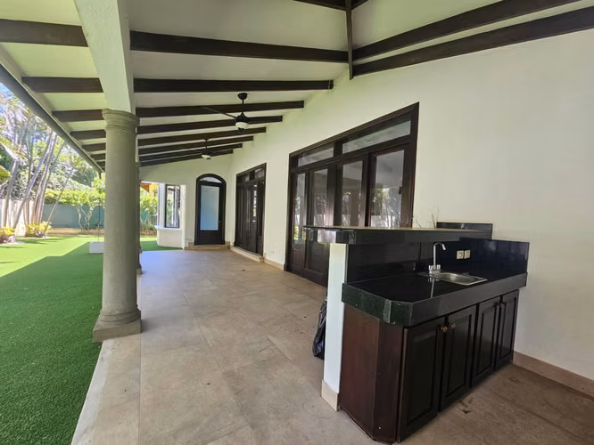 Alquiler Valle del Sol Santa Ana: Residencia Colonial 450m² y 4 Hab - Imagen 3