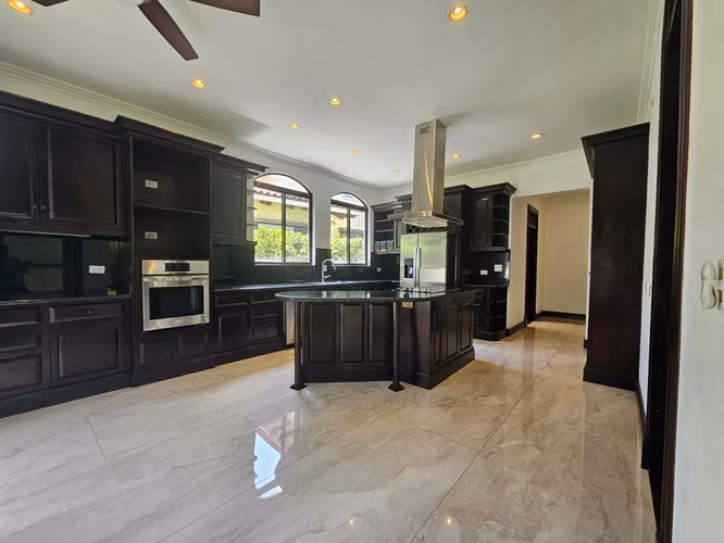 Alquiler Valle del Sol Santa Ana: Residencia Colonial 450m² y 4 Hab - Imagen 10