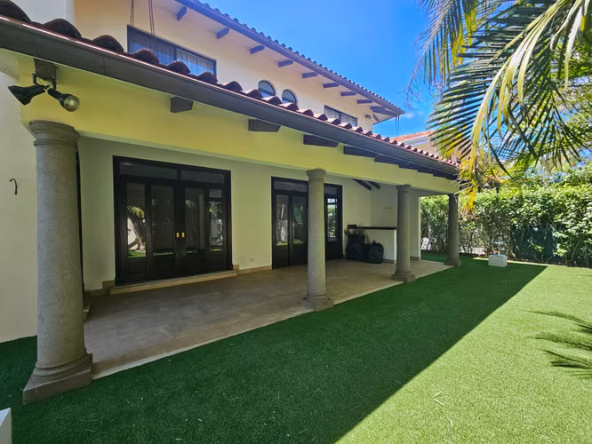 Alquiler Valle del Sol Santa Ana: Residencia Colonial 450m² y 4 Hab - Imagen 4