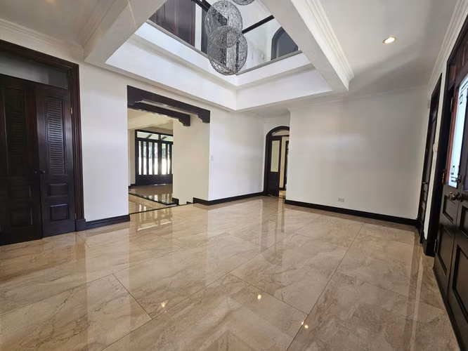 Alquiler Valle del Sol Santa Ana: Residencia Colonial 450m² y 4 Hab - Imagen 5