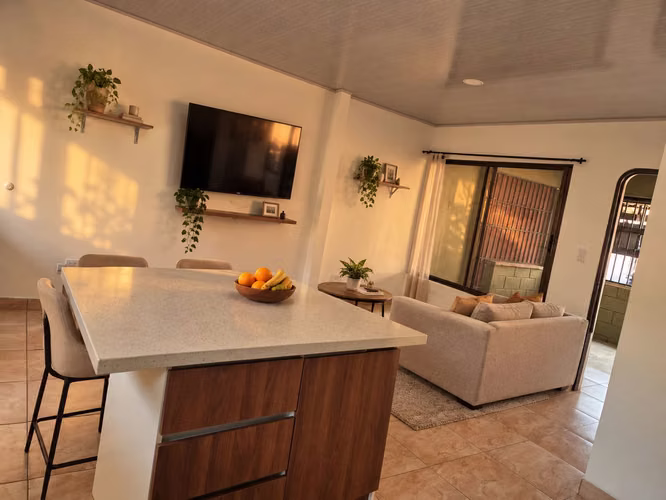 Amplio apartamento de 2 habitaciones en Ciudad Colón con aire acondicionado y fácil acceso por 300.000 - Imagen 2