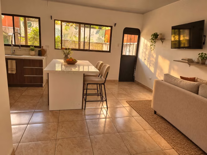 Amplio apartamento de 2 habitaciones en Ciudad Colón con aire acondicionado y fácil acceso por 300.000 - Imagen 3